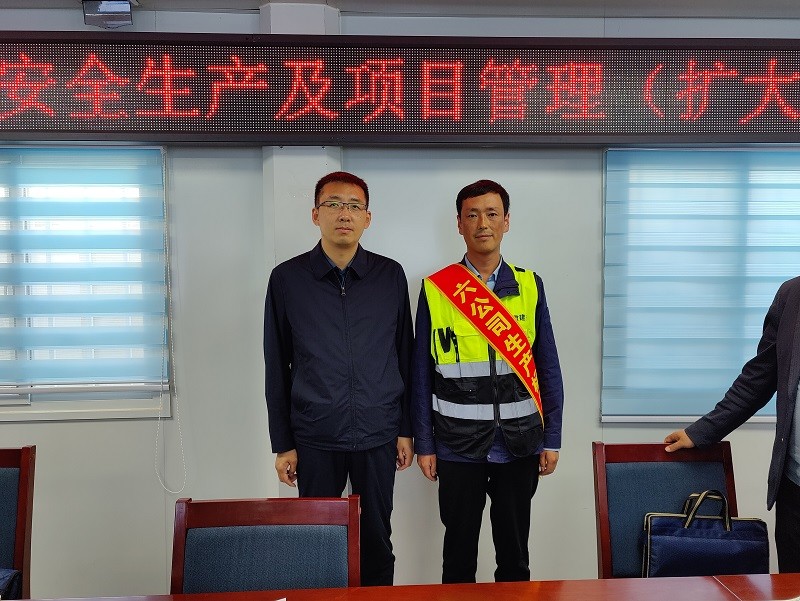 項目部月度施工生產(chǎn)標(biāo)兵照片.jpg